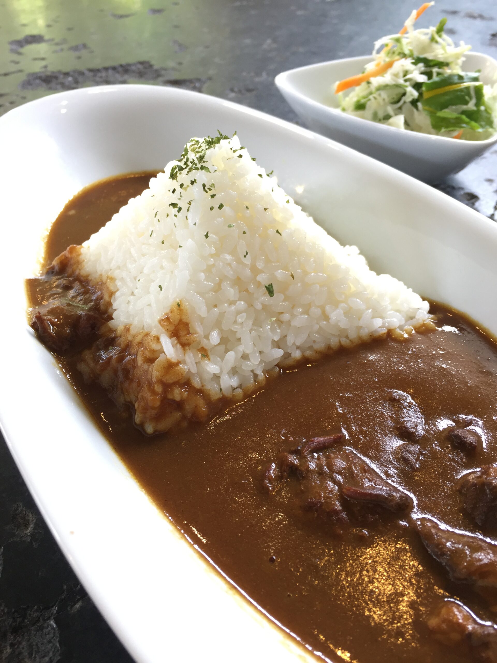 カフェMW(ムウ) で ｢ピラミッドカレー｣